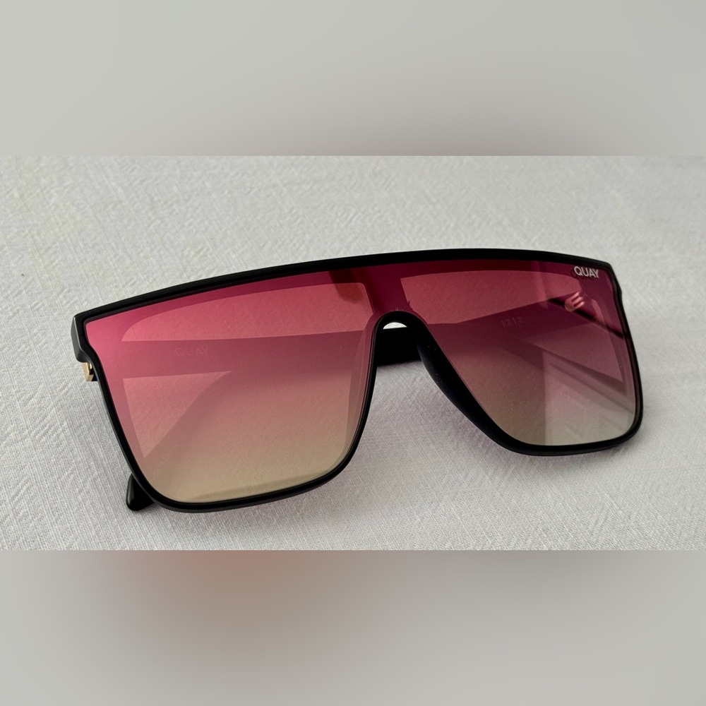 Quay Australia Nighfall Sunglasses - Black and Pink